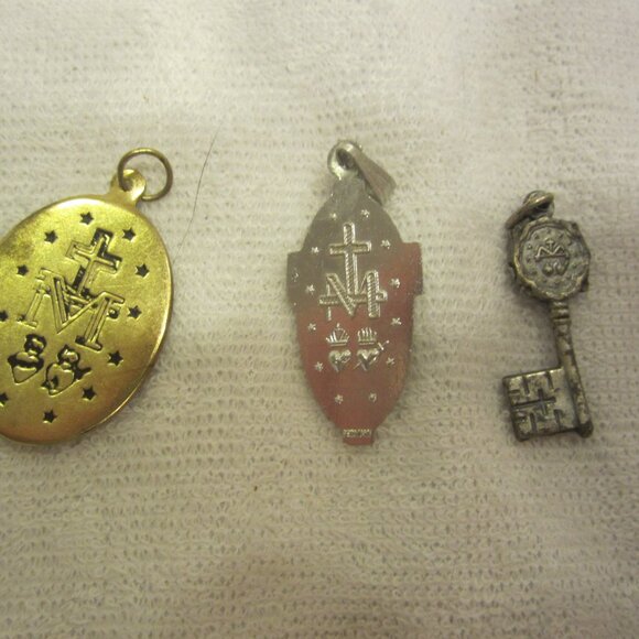 VTG RELIGIOUS PENDANTS & BROOCH OF MARY, $EACH - Picture 5 of 6